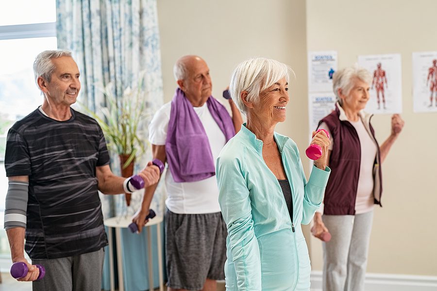 Seniors in a group fitness class New Year’s resolutions for seniors: from mental to physical health, learn more with Prime Independent Living!
